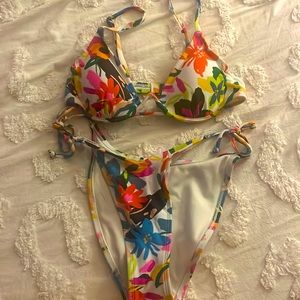 womens bikini set- small top, medium bottoms. It all fits like a small.